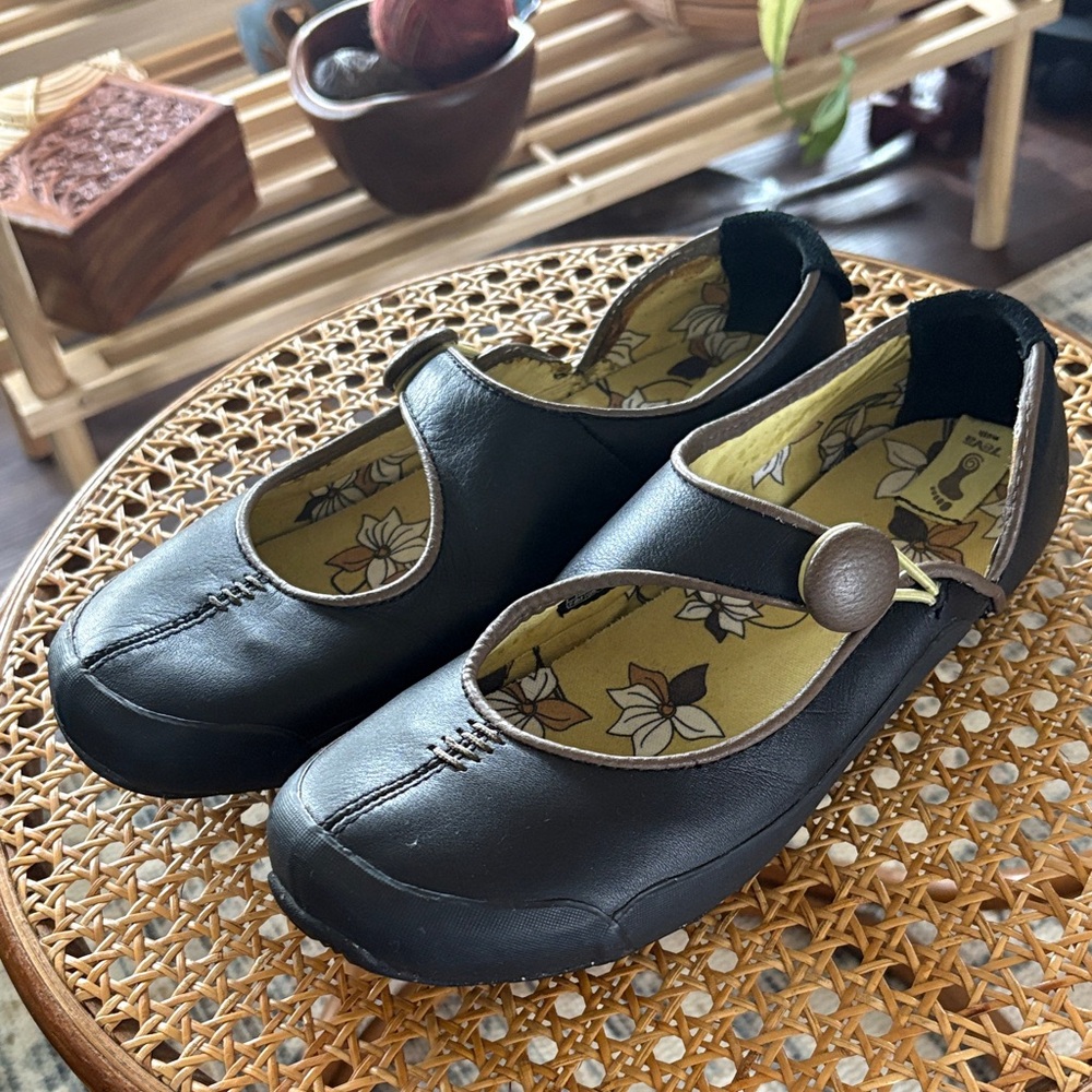 Teva Makayla Maryjane’s. Size 6